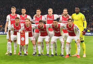 Ajax's players pose for a team picture prior to the UEFA Champions league round of 16 first leg football match between Ajax Amsterdam and Real Madrid at the Johan Cruijff ArenA on February 13, 2019: (back row from L to R) Ajax's Dutch defender Matthijs de Ligt, Ajax's Dutch defender Noussair Mazraoui, Ajax's Serbian forward Dusan Tadic, Ajax's Dutch midfielder Donny van de Beek, Ajax's Dutch defender Daley Blind, Ajax's Cameroonian goalkeeper Andre Onana (front row from L to R) Ajax's Brazilian forward David Neres, Ajax's Dutch midfielder Frenkie de Jong, Ajax's Danish midfielder Lasse Schone, Ajax's Moroccan midfielder Hakim Ziyech, Ajax's Argentine defender Nicolas Tagliafico. (Photo by EMMANUEL DUNAND / AFP)