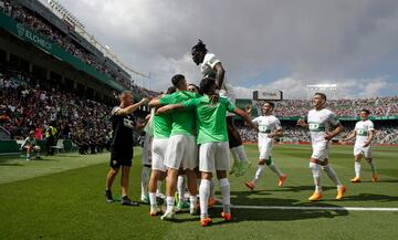 Los jugadores del Elche hacen piña para celebrar el 1-0 de Fidel a los rojiblancos. 