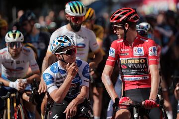 El ciclista belga, Remco Evenepoel (i), del Soudal Quick Step, convesa con el estadounidense Sepp Kuss, del Jumbo Visma, antes de la decimoctava etapa de la Vuelta a España disputada entre Pola de Allende y la Cruz de Linares, de 179 kms de recorrido.