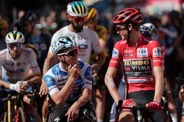El ciclista belga, Remco Evenepoel (i), del Soudal Quick Step, convesa con el estadounidense Sepp Kuss, del Jumbo Visma, antes de la decimoctava etapa de la Vuelta a España disputada entre Pola de Allende y la Cruz de Linares, de 179 kms de recorrido.