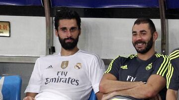 Álvaro Arbeloa y Karim Benzema, juntos en el banquillo durante un partido de la pretemporada 2015.
