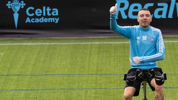 Iago Aspas hace bicicleta est&aacute;tica durante un entrenamiento del Celta.