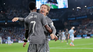 El delantero del Real Madrid Vinicius Junior (i) celebra con Luka Modric tras marcar el segundo gol ante el Celta, durante el partido de la décima jornada de LaLiga EA Sports que Celta de Vigo y Real Madrid disputan este sábado en el estadio de Balaídos.