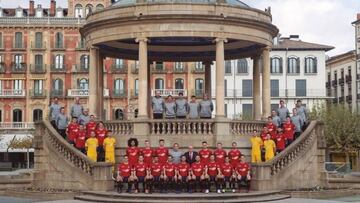 Osasuna pos&oacute; para la foto oficial de su p&oacute;ster de la temporada, en la plaza del Castillo. 