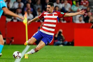 El mediocentro maneja al equipo nazarí de forma magistral. El equipo no consiguió la victoria, pero supo detener el potente ataque del equipoblanquinegro.