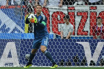 Una de las dudas de la alineacin de Alemania antes del aprtido era la participacin de Manuel Neuer. Finalmente Low se ha decidido por el portero del Bayern de Mnich. 