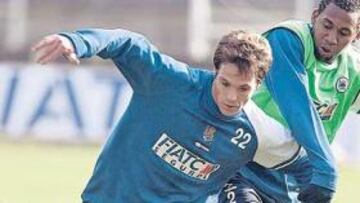 <b>COMPETENCIA. </b>Mikel Alonso y Viáfara disputan un balón en Zubieta.