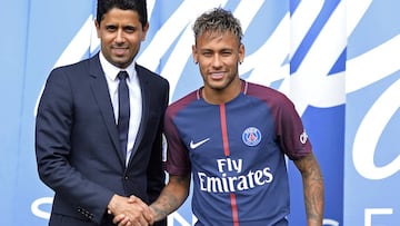Neymar posa con Al-Khelaïfi en su presentación