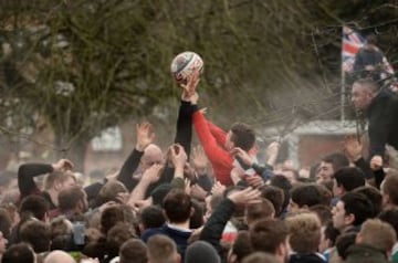 En Ashbourne se celebra todos los a?os el tradicional partido de f¨²tbol medieval ingl¨¦s en el que la mitad del pueblo intenta llevar el bal¨®n (relleno de corcho para poder flotar) hasta el molino del equipo rival para anotar. S¨®lo una persona tiene el privilegio de marcar por cada equipo.