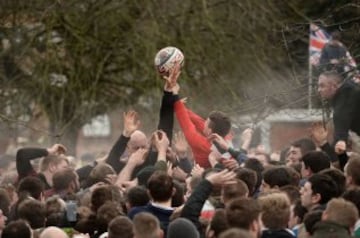 En Ashbourne se celebra todos los años el tradicional partido de fútbol medieval inglés en el que la mitad del pueblo intenta llevar el balón (relleno de corcho para poder flotar) hasta el molino del equipo rival para anotar. Sólo una persona tiene el privilegio de marcar por cada equipo. 