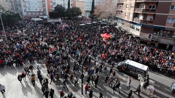 La afición del Valencia, a las puertas de Mestalla.