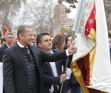 El presidente del Valencia Anil Murthy y el exjugador Juan Sánchez, que porta la bandera del Valencia, durante la Procesión Cívica. 