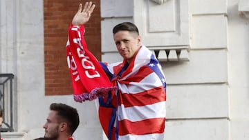 Fernando Torres saluda desde al autobús de la fiesta del Atlético por la Europa League que acabó en Neptuno.