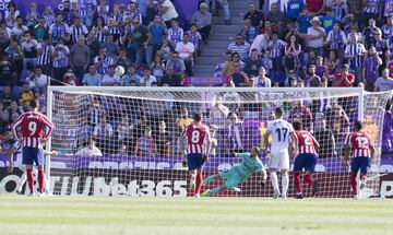 El jugador del Real Valladolid, Sandro, lanza alto el penalti. 