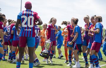 El Barcelona Femenino ha goleado 6-1 al Sporting de Huelva para proclamarse campeonas de la Copa de la Reina por novena vez.
