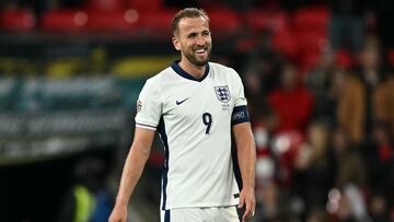 Kane festeja su centenario con Inglaterra marcando un doblete ante Finlandia en Wembley.
