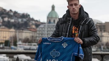 Álex Blanco con la camiseta del Como 1907