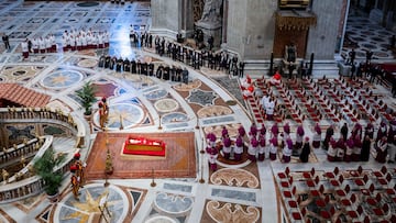 Llegada del f¨¦retro del Papa Francisco I a la Bas¨ªlica de San Pedro, a 23 de abril de 2025, en Ciudad del Vaticano. El f¨¦retro del Papa Francisco, fallecido el pasado 21 de abril a los 88 a?os, se encuentra en la Bas¨ªlica Papal de San Pedro en el Vaticano para ser velado, tras ser trasladado desde la capilla de la residencia de Santa Marta. A la llegada del f¨¦retro a la Plaza de San Pedro se han podido escuchar aplausos que sal¨ªan de entre los cerca de 20.000 fieles congregados para despedir al Papa.
23 ABRIL 2025;PAPA;MUERTO;FALLECIDO;PADRE;RELIGI?N;CAPILLA;ARDIENTE;VELATORIO
Stefano Spaziani / Europa Press
23/04/2025