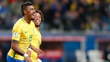 BRA739. PORTO ALEGRE (BRASIL), 31/08/2017.- El jugador de Brasil Paulinho (i) celebra con Marcelo (d) un gol ante Ecuador hoy, jueves 31 de agosto de 2017, durante el partido entre Brasil y Ecuador por las eliminatorias al mundial Rusia 2018, que se disputa en la arena de Gremio en Porto Alegre (Brasil). EFE/Sebasti&atilde;o Moreira