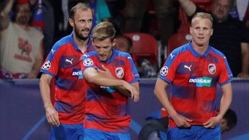 Los jugadores del Viktoria Plzen celebran uno de los goles al CSKA Mosc&uacute; en la primera jornada.