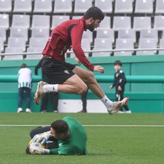 El romanticismo de Ania y Sarabia choca en la dictadura del balón