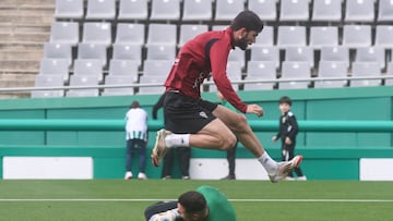 Théo salta sobre Vila