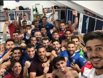 Los jugadores y directiva del Melilla celebrando el emparejamiento para dieciseisavos de la Copa del Rey con el Real Madrid 