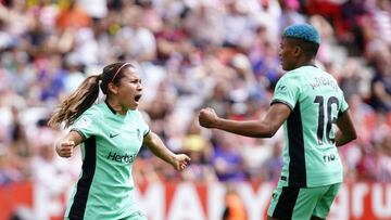 Leicy Santos celebra con Ajibade el 0-1 del Atlético ante el Granada en Los Cármenes.