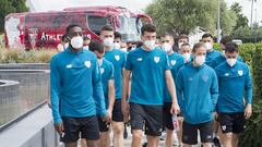 Muniain paseando con el equipo en Sevilla.