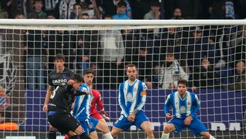 CORNELLÁ DE LLOBREGAT (BARCELONA), 13/02/2023.- El centrocampista de la Real Sociedad Martín Zubimendi (i) dispara a portería durante el partido de la jornada 21 de LaLiga Santander entre el Espanyol y la Real Sociedad, este lunes en el RCDE Stadium de Cornellá de Llobregat (Barcelona). EFE/ Alejandro Garcia
