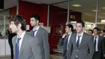 Un centenar de aficionados reciben al Real Madrid a su llegada a tierras malagueñas