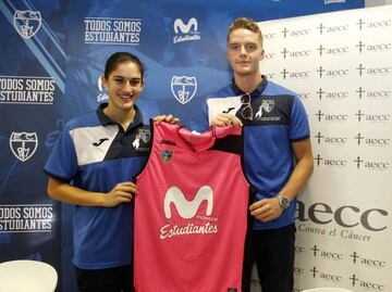 Laura Velasco y Ludde Hakanson posan la camiseta rosa que lucirá el Movistar Estudiantes en el partido contra el Barcelona.