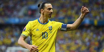 Ibra es un personaje carismático del fútbol mundial. Jugó dos mundiales y cuatro Eurocopas con la Selección Sueca, mientras tuvo éxito con el Ajax, PSG, Milán e Inter de Milán. Actualmente deleita a los aficionados estadounidenses.