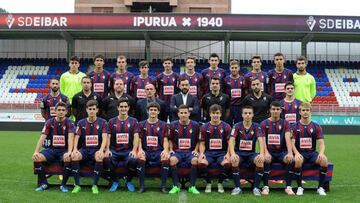 Equipo de Divisi&oacute;n de Honor Juvenil del Eibar, en el que figura Gandiaga (encima del presidente).