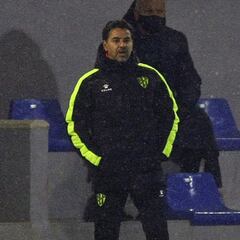 Míchel medita jugar con cinco atrás ante el Betis