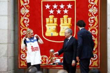 Cristina Cifuentes, Florentino Pérez y Sergio Llull. 