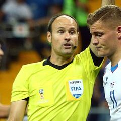Mateu Lahoz, entre los 17 árbitros supervivientes en el Mundial