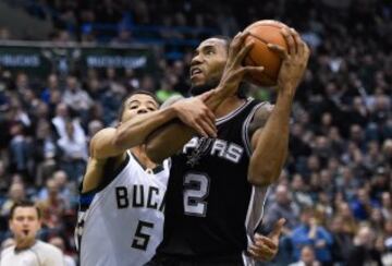 Kawhi Leonard lanza ante Michael Carter-Williams.