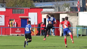 Fofana (15) cabecea un balón en presencia de su compañero Naredo (20) y del jugador rival Nuño (5) durante el encuentro correspondiente a la Jornada 12 en el Grupo 2 de Tercera División RFEF que enfrentó en Las Tolvas al