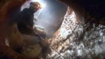 Imagen capturada de la televisión marroquí 2MTV de un miembro de los equipos especiales durante las labores de rescate del policía Juan Bolívar Bueno, el único de los tres espeleólogos españoles que cayeron a un barranco del Atlas marroquí y que sobrevivió al accidente.