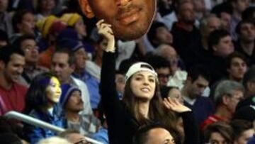 Una aficionada sostiene una pancarta con el rostro de Kobe Bryant en el Staples Center de Los Ángeles.