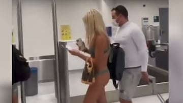 Incredulidad en un aeropuerto: una mujer se pasea en bikini pero con la mascarilla puesta