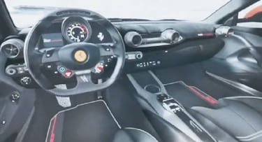 Carlos Sainz jubila su primer coche y se compra su propio Ferrari personalizado
