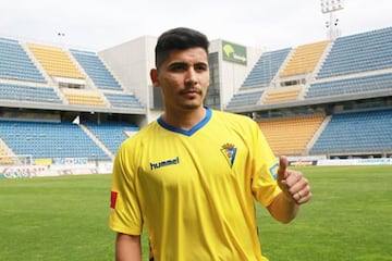 El lateral izquierdo jugó en Cádiz en la temporada 2015-2016, cuando participaba en la Segunda División B de España. No marcó goles en 12 partidos por los puntos.