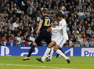 0-1. Varane marcó el primer gol de los Spurs en propia puerta. Harry Kane.