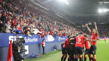 Los jugadores de Osasuna celebran una victoria histórica.