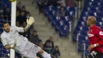 <b>'SUPERMAN' CASILLA. </b>Ogunjimi tuvo en sus botas el gol del empate, a centro del 'Chori' Castro', pero Casilla voló literalmente para desviar el esférico a córner.