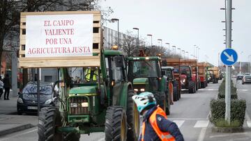 Agricultores y tractores en una manifestación durante la décima jornada de protestas de los tractores en las carreteras españolas, a 15 de febrero de 2024, en Ponferrada, León, Castilla y León (España). Agricultores y ganaderos de toda España han sacado sus tractores a las carreteras por décimo día consecutivo, para pedir mejoras en el sector, entre ellas exigir ayudas para afrontar las sequías que sufre el campo. Además, protestan contra las políticas europeas y su falta de rentabilidad.
15 FEBRERO 2024;MANIFESTACIÓN;AGRICULTORES;GANADEROS;TRACTORES;TRACTORADA;MEJORAS;CAMPO;SEQUÍAS
Carlos Castro / Europa Press
15/02/2024