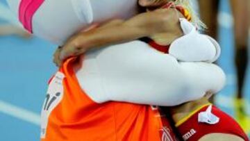 <b>EXPLOSIÓN DE JÚBILO. </b>'Barni', la mascota de los Europeos abrazó efusivamente a Marta Domínguez.