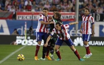 Godín intenta llevarse el balón. 